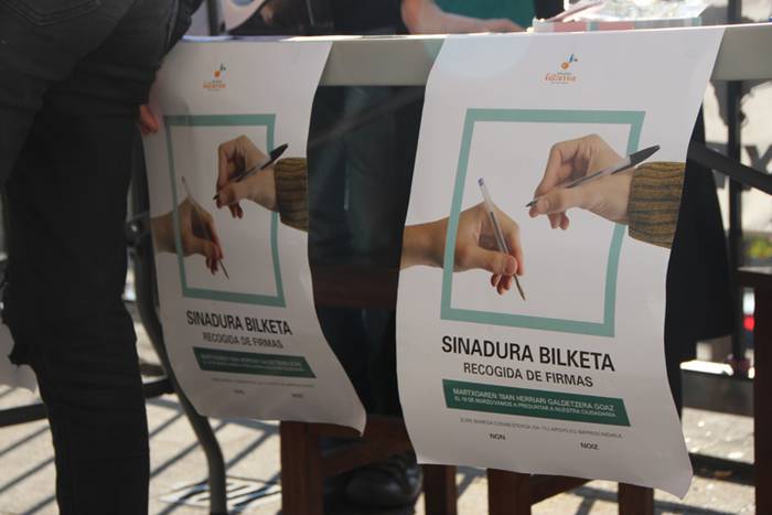 Galdeketaren harira, sinadura bilketa Elduainen 2 1482081501041