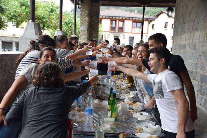 Irurako gazteak herriari bizia ematen 20 1469283797747