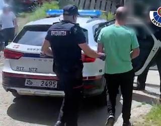 Ertzaintzak hiru gizon atxilotu ditu Altzon eta Barakaldon, droga trafikoaren aurkako operazio batean