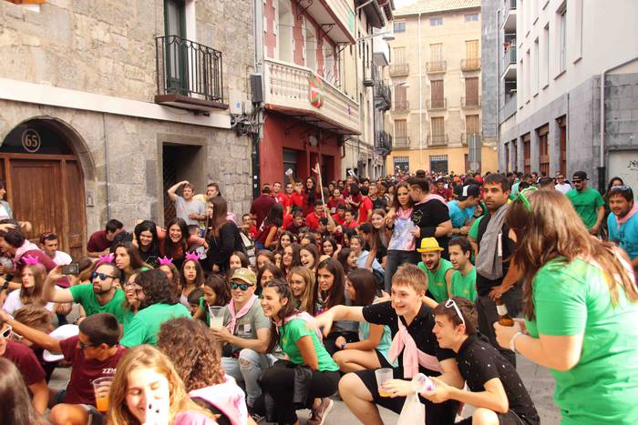 Kalean gora eta behera, kuad 95 1564506851678