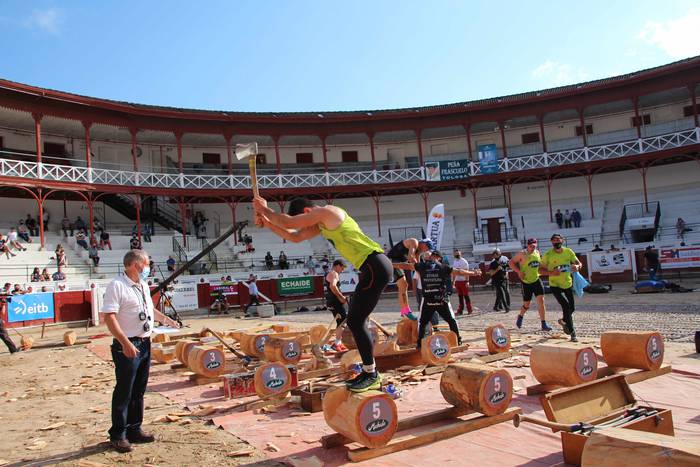 Izetatarrek jantzi dute txap 63 1624130533734