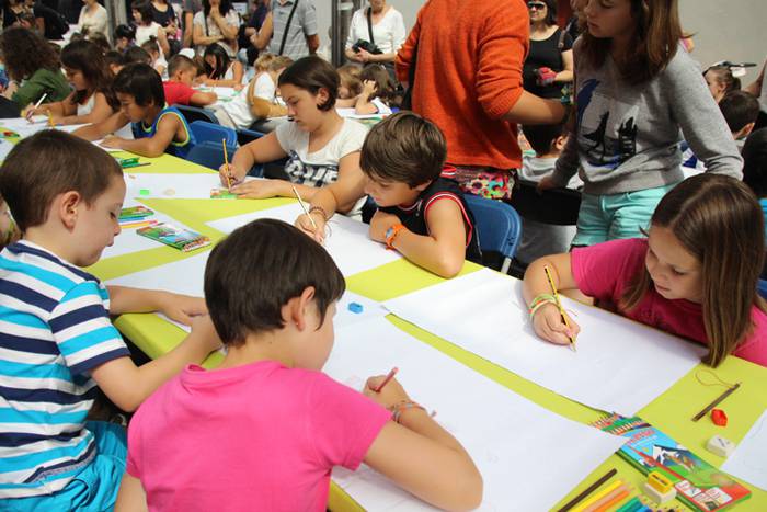 Haurrak beren dohaiak erakusten 18 1469532249776