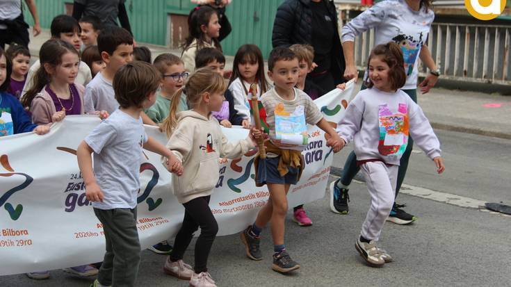 Korrika Txikiak zubiaren alde banatan