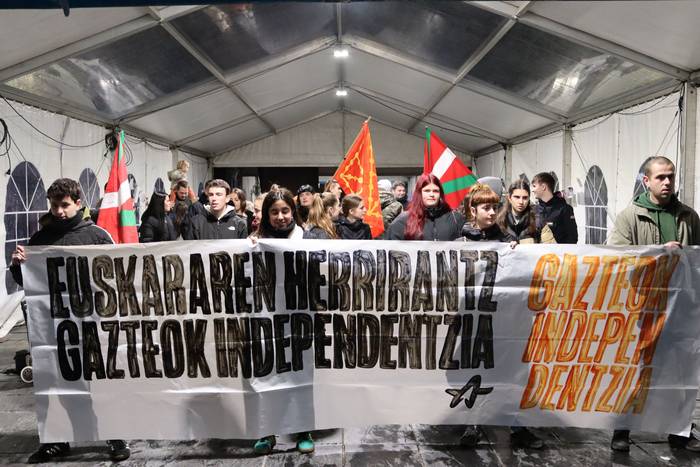 Ernaik elkarretaratzea egin du Euskararen Egunean