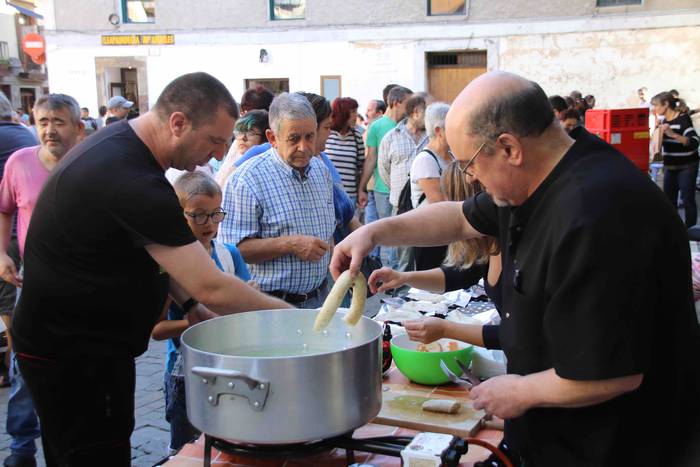 Argazki kamerak eskuan hartu 15 1569759112908