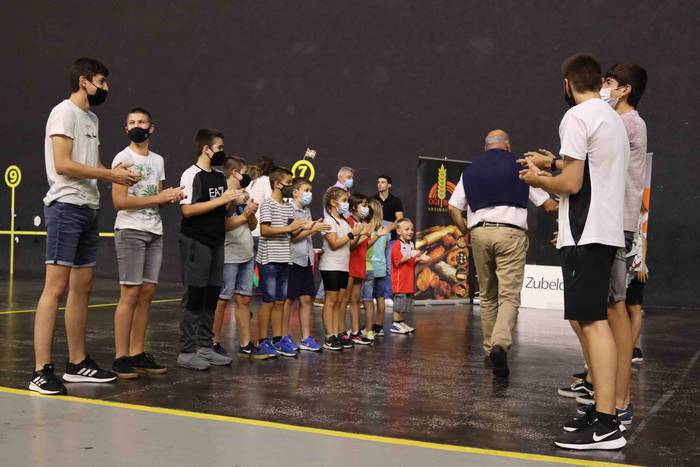 Txapelak jantzi dituzte Amez 3 1632682638642