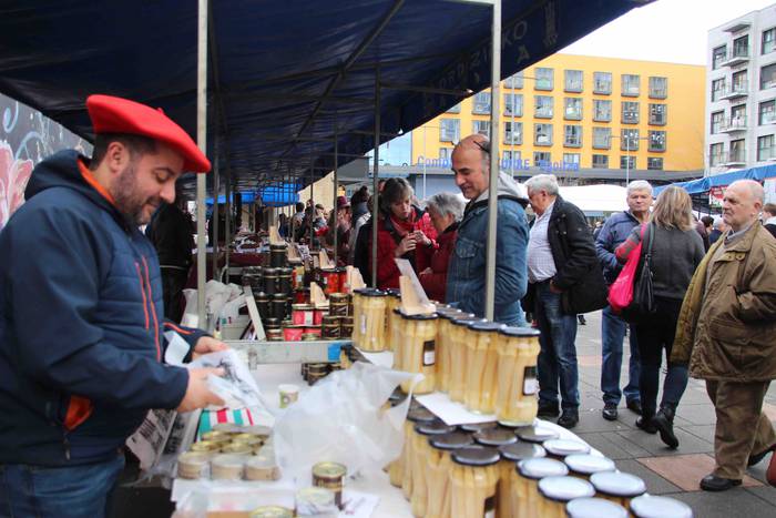 Gabonetako azokak jende asko 4 1576941743304