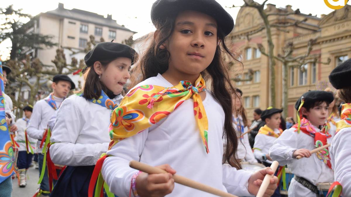 Ehunka gaztetxo inauterietako doinuen erritmora