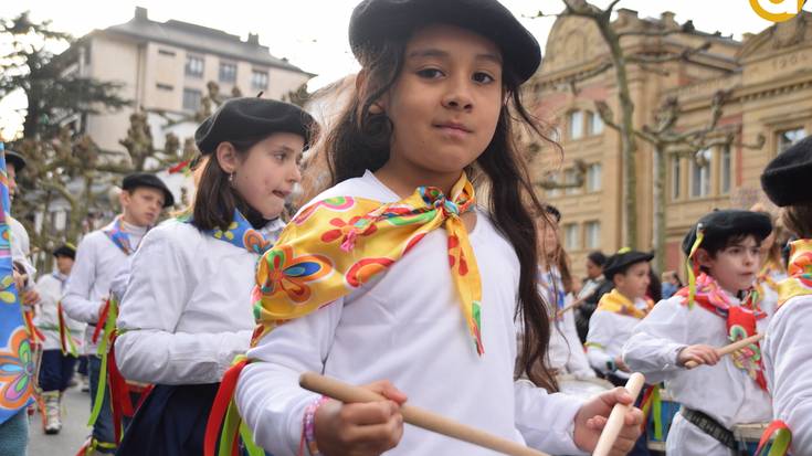 Ehunka gaztetxo inauterietako doinuen erritmora