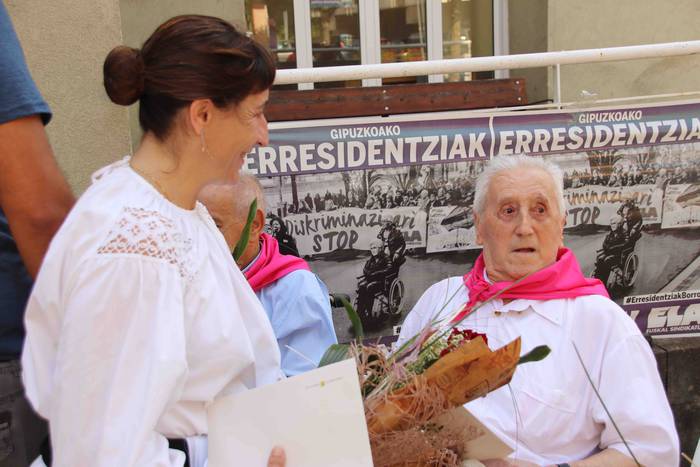 Helduenei dantza eginez hasi 27 1564057645958