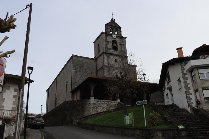 Baserri bideak konpontzeko lanak, elizaren inguruan