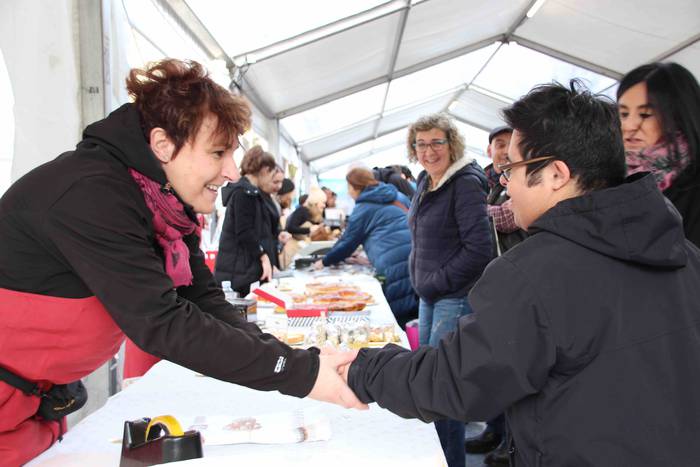 Gabonetako azokak jende asko 43 1576941768794