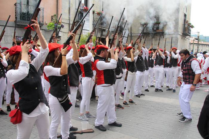 Santuek eta dantzariek poztu 121 1498312858603