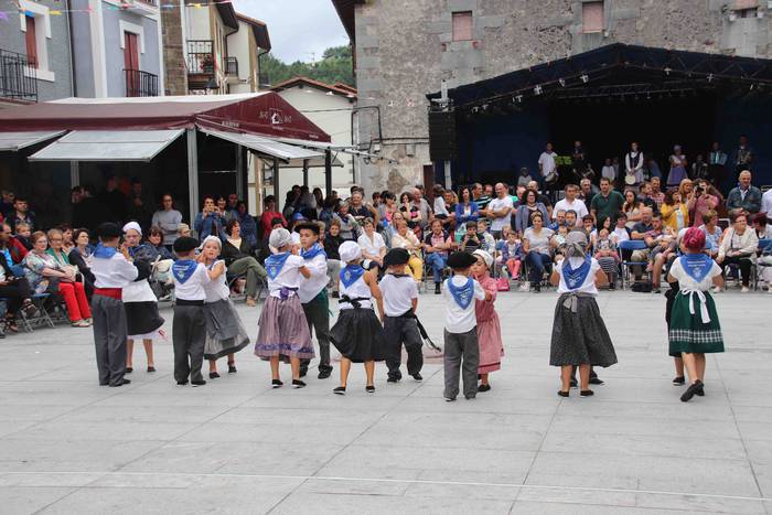 Dantzak, txistuak eta trikit 33 1565549087592