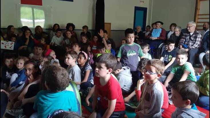 Saiaz, eskolan sartuz