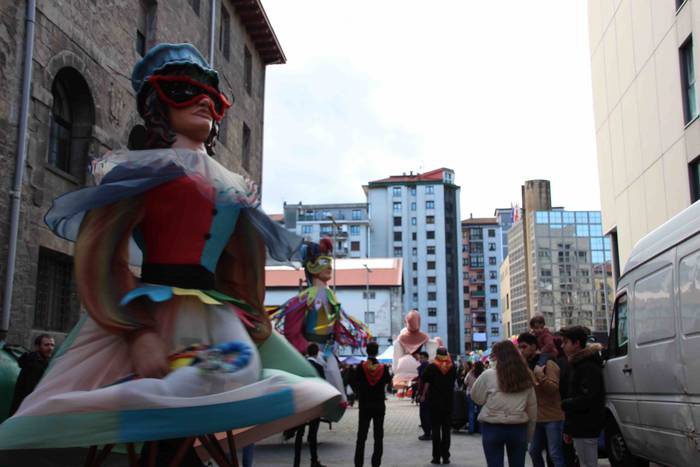 Gabonetako azokak jende asko 56 1576941778033