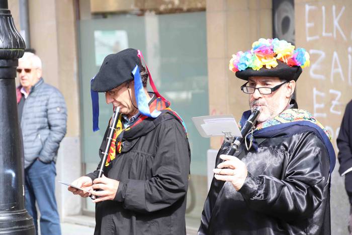 Ozen entzun dira txistularie 86 1551449277125