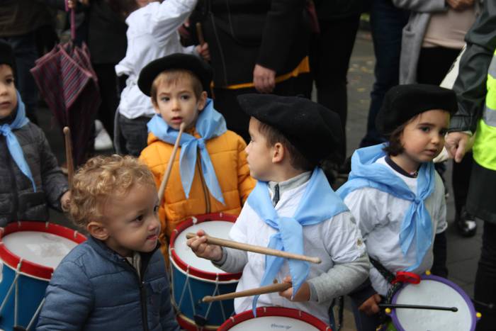 Larramendi auzoko danborrada 3 1540643324539