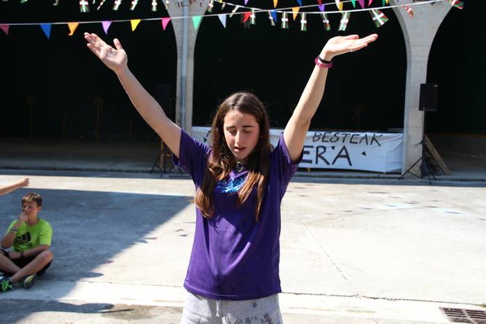 Festak hastearekin batera, j 2 1502727222628