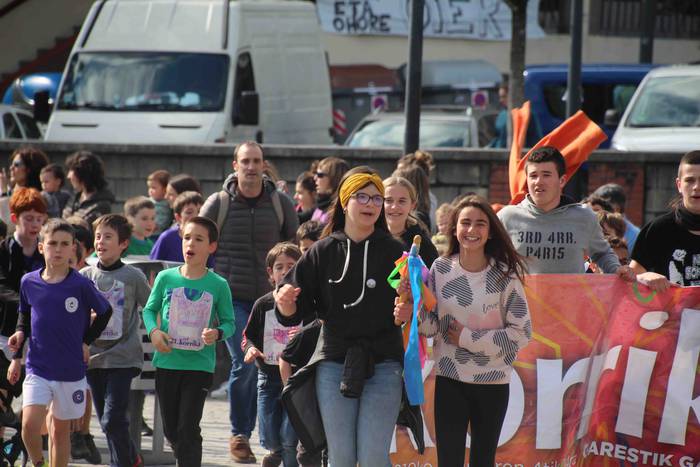 Txikienek eman diote hauspoa 16 1555155530425