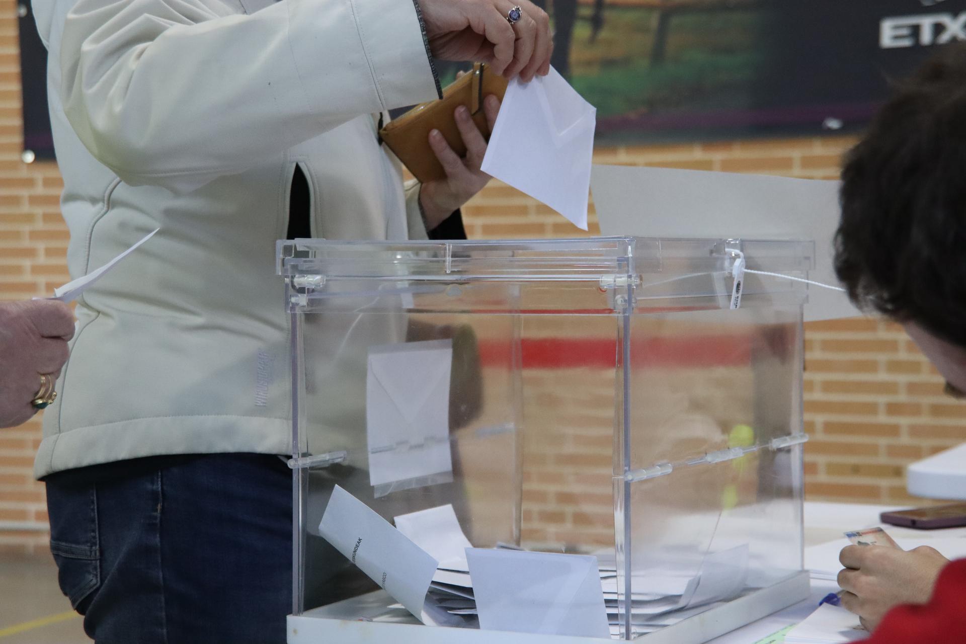 Azaroaren 29ko hauteskundeearako posta bidezko botoa emateko laguntza zerbitzua, abian
