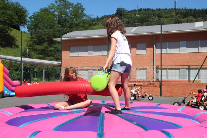 Haurrak jolasean, helduak jan eta edanean 13 1468671897659