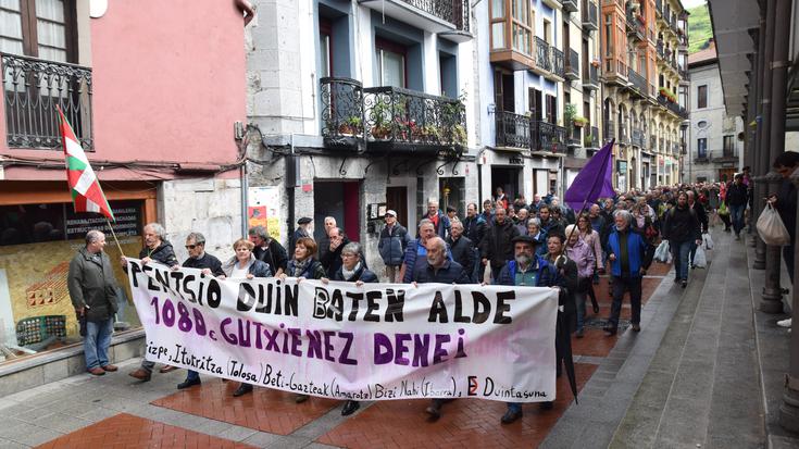 Pentsiodunak kalera atera dira aldarri egitera, beste behin