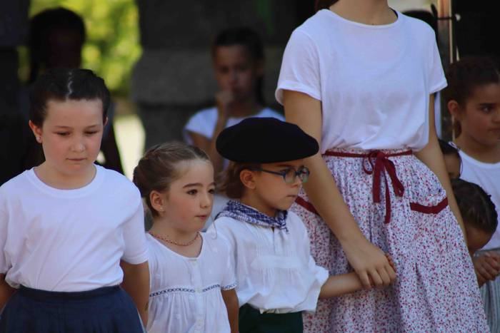 Dantzan igaro dute goiza Liz 50 1630841486752