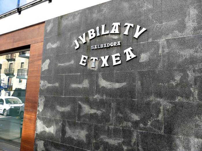 Salbadora jubilatu etxeko taberna-jatetxeko ustiaketaren kargu egiteko esleipen prozesua martxan