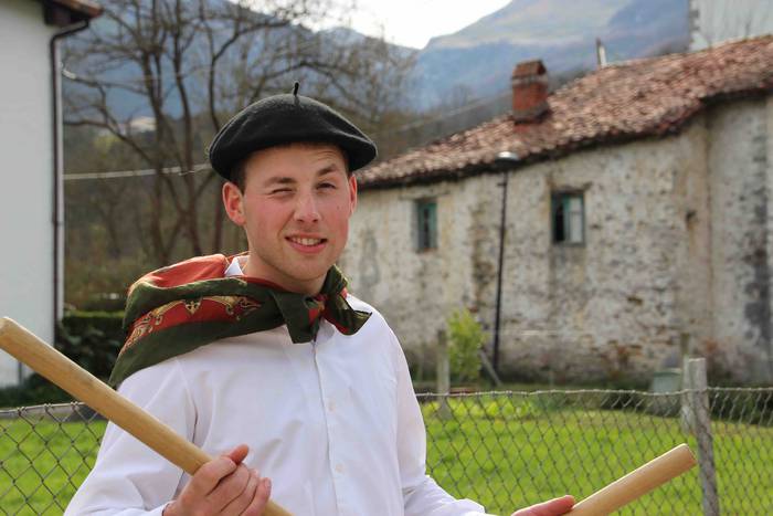 Ajerik gabe, makila eta lau  18 1551617826944