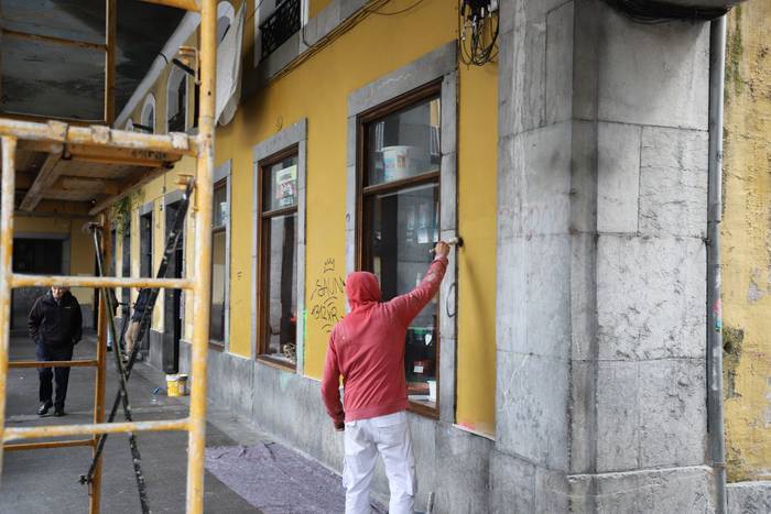 Euskal Herria plazako arkupeak margotzen hasi dira