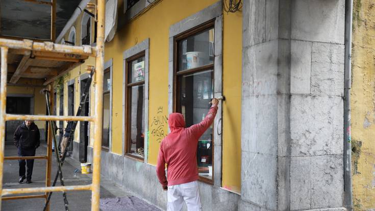 Euskal Herria plazako arkupeak margotzen hasi dira