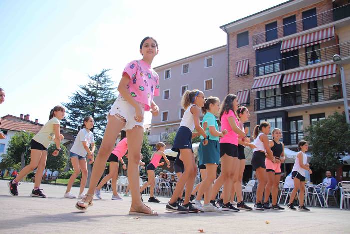 Zumba klase herrikoia Santio 6 1658941177411