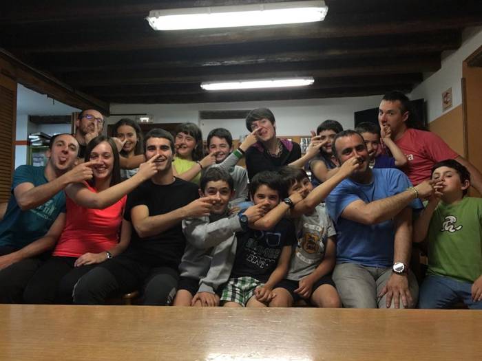 IKASTURTEARI BUKAERA BIKAINA EMAN DIOTE BERTSO-ESKOLETAKO IKASLEEK