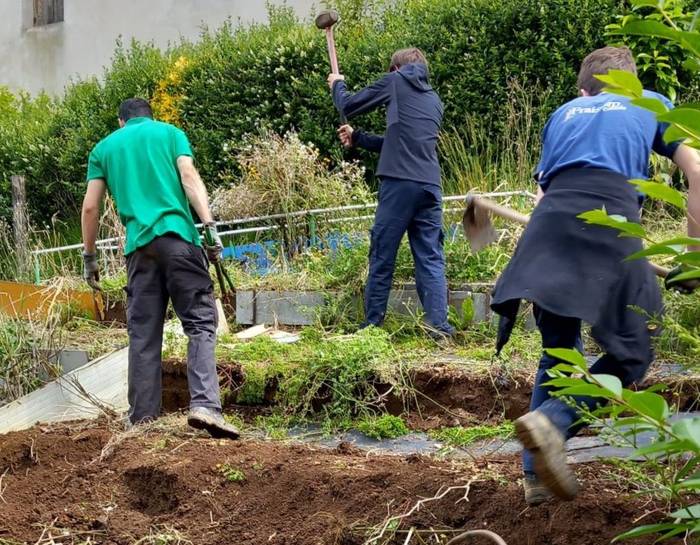Fraisoroko ikasleak herriko hainbat belardi txukundu dituzte