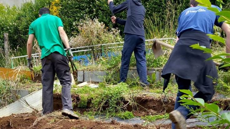 Fraisoroko ikasleak herriko hainbat belardi txukundu dituzte
