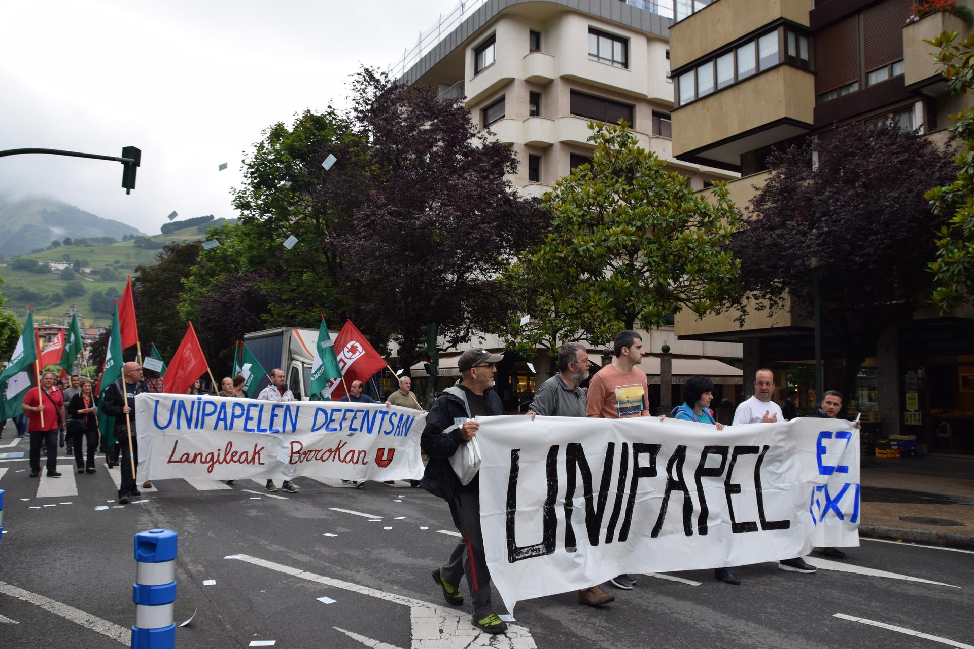Unipapelen greba bertan behera utzi eta negoziatzen jarraitzen dute 