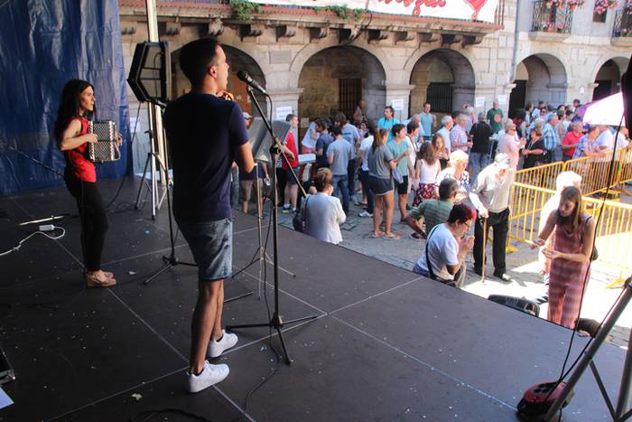 Haurrak jolasean, helduak jan eta edanean 51 1468672308805