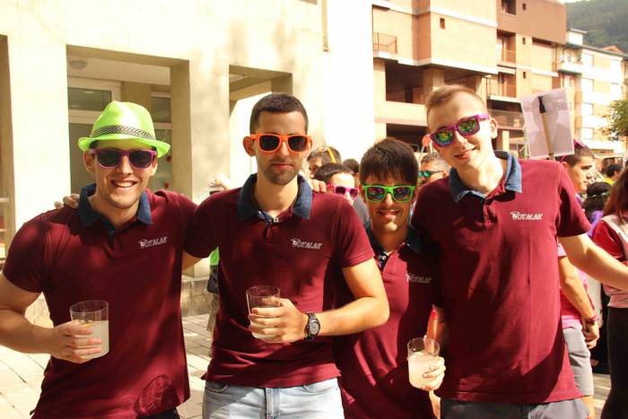 Kalean gora eta behera, kuad 26 1564506802285