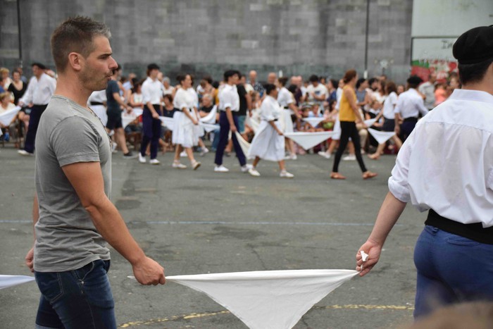 Soka dantzak jende ugari bildu du Errebote plazan - 77