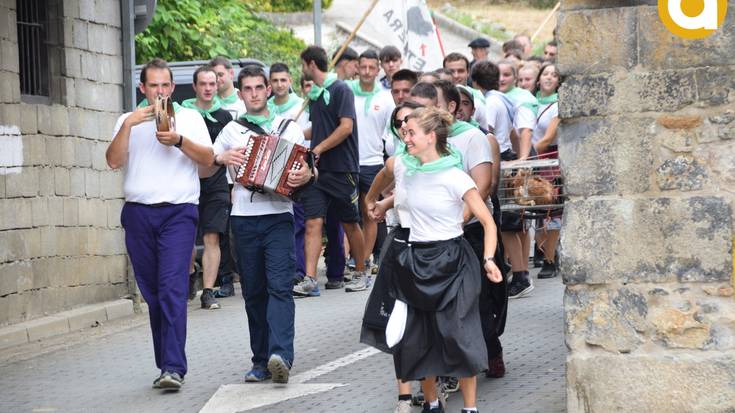 Oilaskoak biltzen hasi dituzte festak