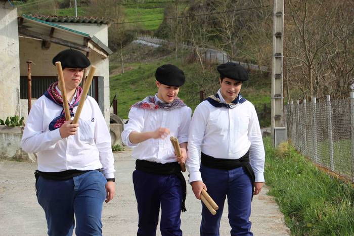 Ajerik gabe, makila eta lau  19 1551617833693