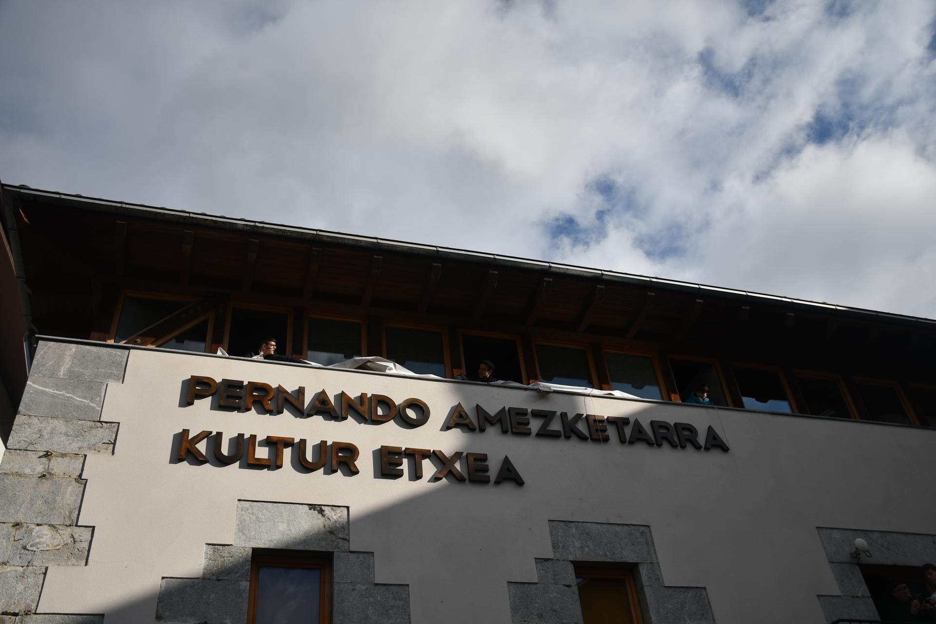 Kultur etxeak Pernando Amezketarra izena hartu du