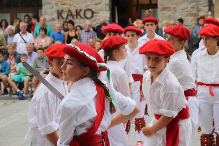 Dantzak, txistuak eta trikit 100 1565549130811