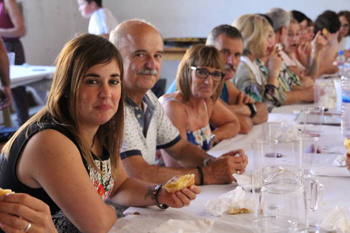 Helduak mahaiaren bueltan, e 3 1502640592854