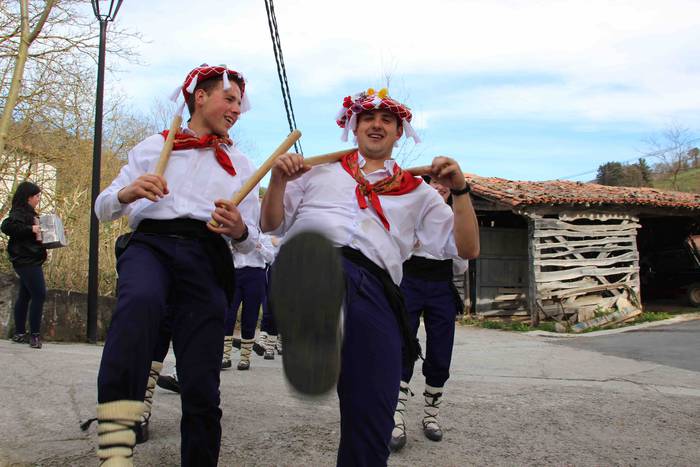 Ajerik gabe, makila eta lau  31 1551617916510