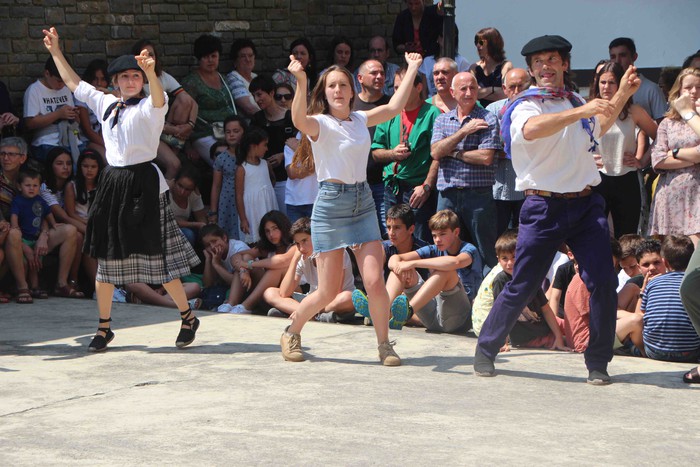 Emakumeak dantzari, lehenengo aldiz soka dantzan - 41