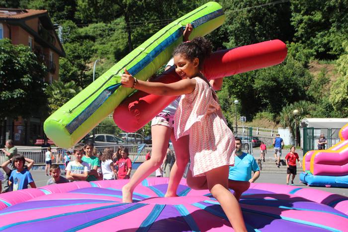 Haurrak jolasean, helduak jan eta edanean 21 1468671977045