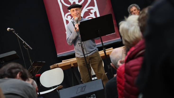 Erramun Martikorenaren doinuek bete dute plaza