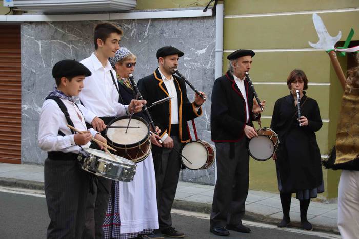 Dantzatzen duen herria 13 1581859433815